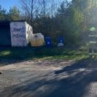 Na zdjęciu interwencja służb w m. Marchewki (gm. Siemkowice). Beczki po chemikaliach...