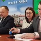 Na zdjęciu podpisanie umów UMWŁ ze Starostwem Powiatowym w Wieluniu na dofinansowanie...