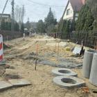 Zdjęcie z placu budowy ulicy Słonecznej w Konopnicy. O inwestycji opowiada wójt Jacek...