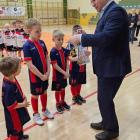 Zawodników nagradzał między innymi starosta powiatu pajęczańskiego - Zbigniew Gajęcki....