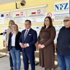 Zdjęcie pokazuje konferencję prasową pod szpitalem w Wieluniu. / fot.: Adam Adrjanek