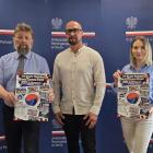 Trener Zmyślony w towarzystwie Ambasadora RP w Korei Południowej oraz Konsul RP.