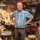 Na zdjęciu Grzegorz Kołaczek w swojej pracowni, którą urządził w piwnicy / fot.:...