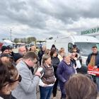 Zdjęcie pokazuje konferencje na targowisku, zwołaną przez Pawła Rychlika. / fot.: Adam...