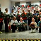 Uczestnicy warsztatów tworzenia wianków bożonarodzeniowych /fot:. Facebook Miejsko -...