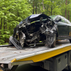 Zdjęcie pokazuje samochód marki Volkswagen po czołowym zderzeniu w Trzebieniu. / Fot.:...