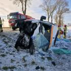 Zdjęcie z miejsca tragicznego wypadku karetki w Wielkopolsce. Dwie osoby nie żyją /...