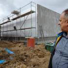Na zdjęciu wójt gminy Mokrsko Zbigniew Dąbrowski opowiada o ambitnych planach...