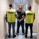 Zdjęcie z akcji policji w Łowiczu wymierzonej w narkobiznes. Zatrzymanie podejrzanego o...