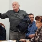 Zdjęcie z sesji Rady Gminy Wierzchlas, gdzie mieszkańcy przyszli protestować przeciwko...
