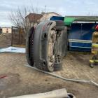 Na zdjęciu kolizja w Sieradzu. Porsche uderza w słup i przystanek / fot.: KPP w Sieradzu