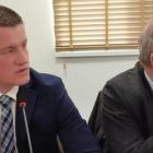 Zdjęcie z sesji Rady Gminy Wierzchlas, gdzie mieszkańcy przyszli protestować przeciwko...