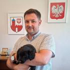 Zdjęcie pokazuje burmistrza Bolesławca wraz z nowym pupilem. / Fot.: Gmina Bolesławiec