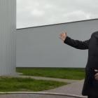 Na zdjęciu wójt gminy Konopnica prezentuje Stację Uzdatniania Wody w Rychłocicach po...