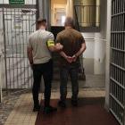 Na zdjęciu wieluńscy policjanci zatrzymują dwóch paserów handlujących sprzętem...