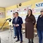 Zdjęcie pokazuje konferencję prasową pod szpitalem w Wieluniu. / fot.: Adam Adrjanek