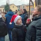 Na zdjęciu mieszkańcy gminy Siemkowice wspólnie ubierają choinkę przed urzędem / fot.:...