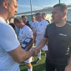 Mariusz Pałka, prezes OSP Złoczew odbiera pamiątkową statuetkę za udział w spotkaniu z...