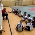 Żaki LKS Wierzchlas z trenerem Damianem Fuksem fot. LKS Wierzchlas 