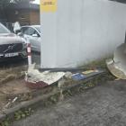 Na zdjęciu kolizja na parkingu w Wieluniu. Volvo uderzyło w słup ogłoszeniowy / fot.:...