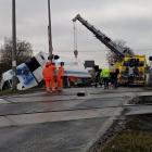 Zdjęcie z m. Kwasków (gm. Warta, pow. sieradzki). Ciężarówka z naczepą wpadła do rowu /...