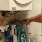 Na zdjęciu mieszkaniec ul. Śląskiej w Wieluniu nie zgadza się płacić za ciepłą wodę, z...