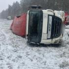 Zdjęcie z miejsca kolizji w Trębaczewie na drodze do cementowni. Ciężarówka przewróciła...