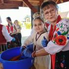 Na zdjęciach warsztaty kiszenia kapusty z KGW w Rychłocicach (gm. Konopnica) / fot.:...