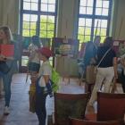 Zdjęcie pokazuje rozstrzygnięcie konkursu plastycznego. / Fot.: Powiatowa Biblioteka...