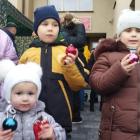 Na zdjęciu mieszkańcy gminy Siemkowice wspólnie ubierają choinkę przed urzędem / fot.:...