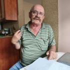 Na zdjęciu mieszkaniec ul. Śląskiej w Wieluniu nie zgadza się płacić za ciepłą wodę, z...