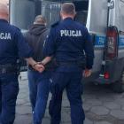 Zdjęcie z akcji policji w Łowiczu wymierzonej w narkobiznes. Zatrzymanie podejrzanego o...