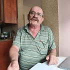 Na zdjęciu mieszkaniec ul. Śląskiej w Wieluniu nie zgadza się płacić za ciepłą wodę, z...