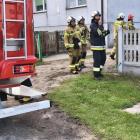 Pożar w domu w Skrzynnie. Zdjęcia przedstawiają akcję strażaków i policji / fot.:...