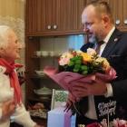 Zdjęcie z jubileuszu setnych urodzin Katarzyny Kalemby z Dzietrznik w gminie Pątnów /...