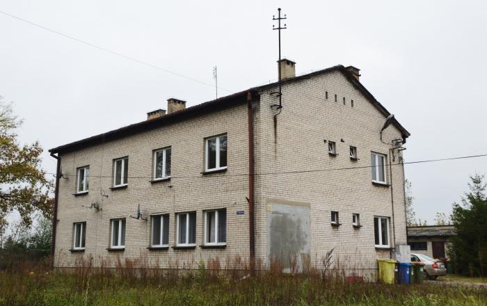 Gminne władze nie chcą już dokładać do utrzymania budynku po wodomistrzówce, gdzie mieszkają obecnie trzy rodziny