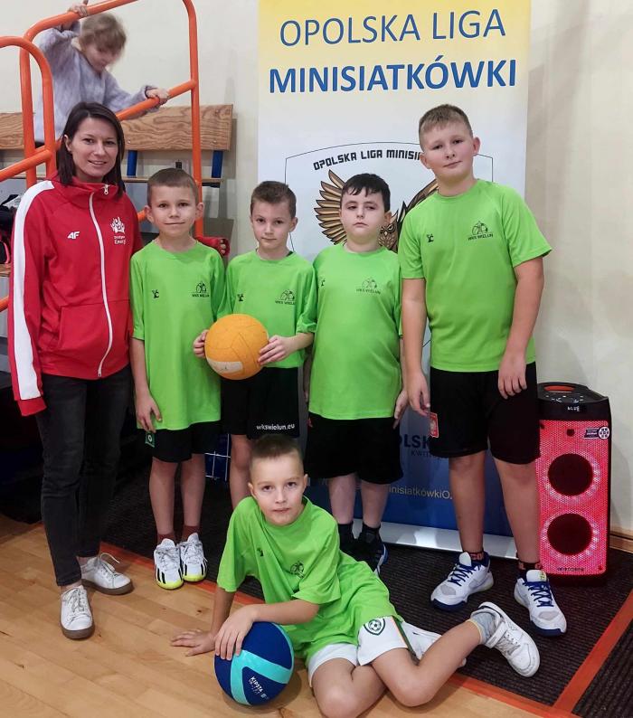 Uczniowie Szkoły Podstawowej im Władysława Bełzy w Bieniądzicach reprezentujących klub WKS Wieluń wraz z Katarzyną Pluskotą-Jasicką