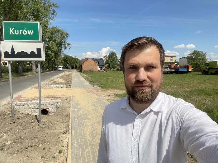 Krzysztof Dziuba, wicestarosta wieluński opowiada o inwestycjach w chodniki