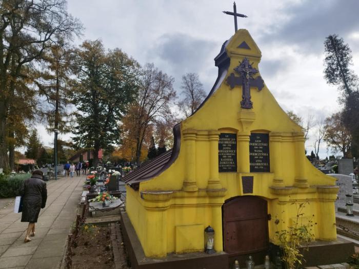 Większość zabytkowych nagrobków na wieluńskim cmentarzu znajduje się przy Alei Zmartwychwstania