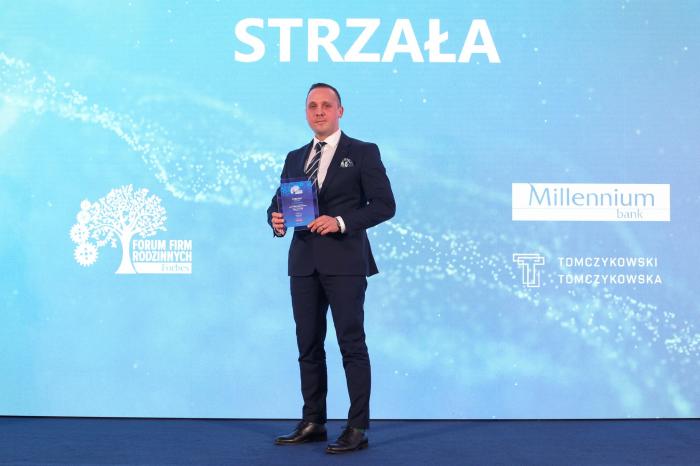 Karol Strzała z nagrodą Forbes Polska