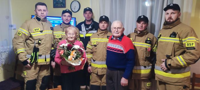 OSP Dworszowice Pakoszowe wraz z najstarszym druhem Feliksem, który wraz z żoną obchodzili swoje 70-lecie ślubu
