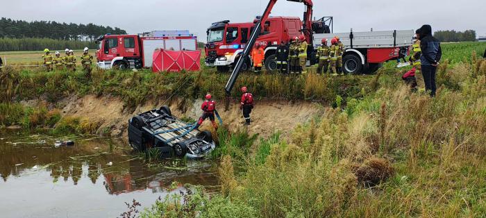 Tragedia w Drobnicach, samochód w stawie. Znaleziono ciała dwóch mężczyzn / fot.: KPP Wieluń