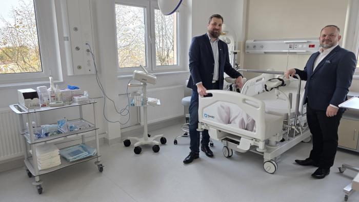 Wicestarosta Krzysztof Dziuba i starosta Maciej Bryś na jednej z sal porodowych