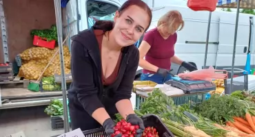 Ceny truskawek, czereśni i szparagów na targowisku w Wieluniu