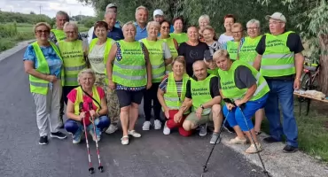 Spacer, śmiech i grochówka: Udany piknik seniorów ze Skomlina