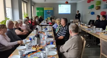 Policyjne spotkanie z seniorami w Skomlinie - było o bezpieczeństwie w ruchu drogowym i działaniu oszustów