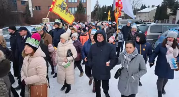 Daria i Artur Podgórscy z synem jako Święta Rodzina i koncert kapeli Góralska Hora: Orszak Trzech Króli w Wieluniu