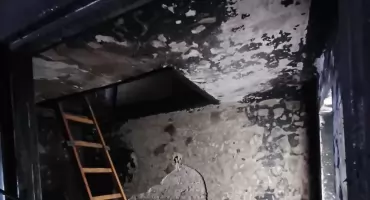 Kobieta z dwójką dzieci uciekła z płonącego domu. Apel o pomoc dla pogorzelców