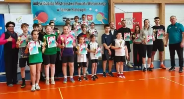Młodzi zawodnicy w akcji: Mistrzostwa Powiatu Wieluńskiego w Tenisie Stołowym