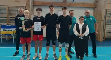 Zmagania uczniów w mini piłce siatkowej - najlepsza ekipa z Krzyworzeki 